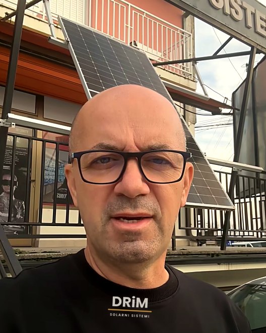 Dragan Nikolić, osnivač DRiM Solarni Sistemi, na terenu ispred solarne instalacije